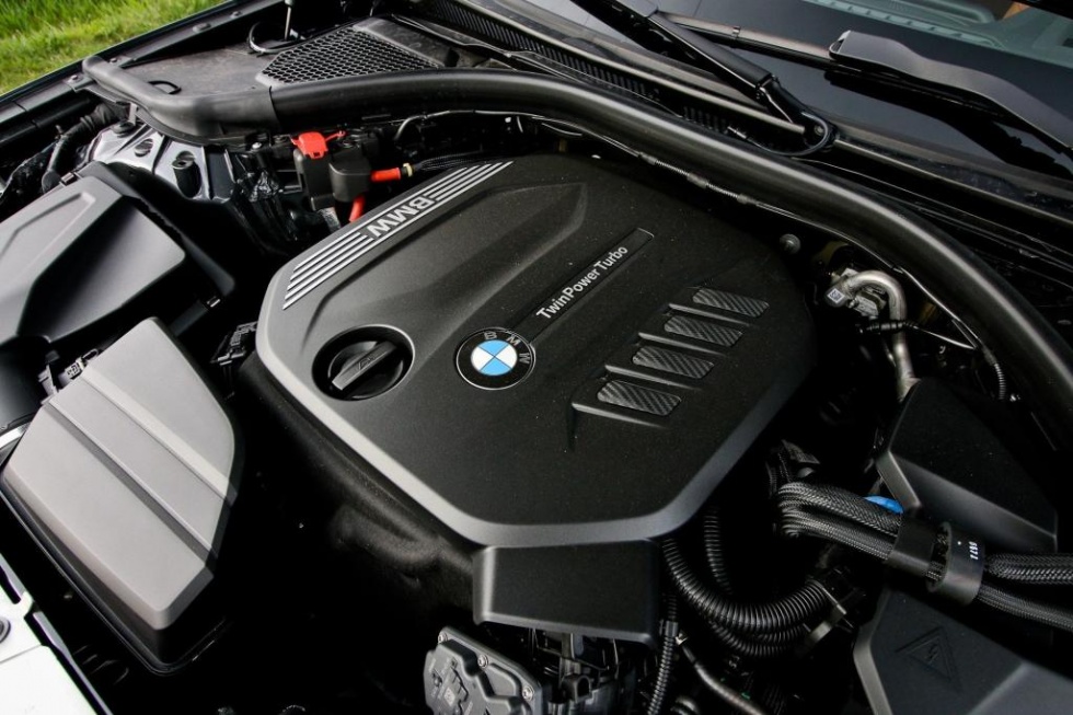 BMW 320d – 06 – Naftový dvojliter je vo verzii 320d plnený dvomi slimákmi