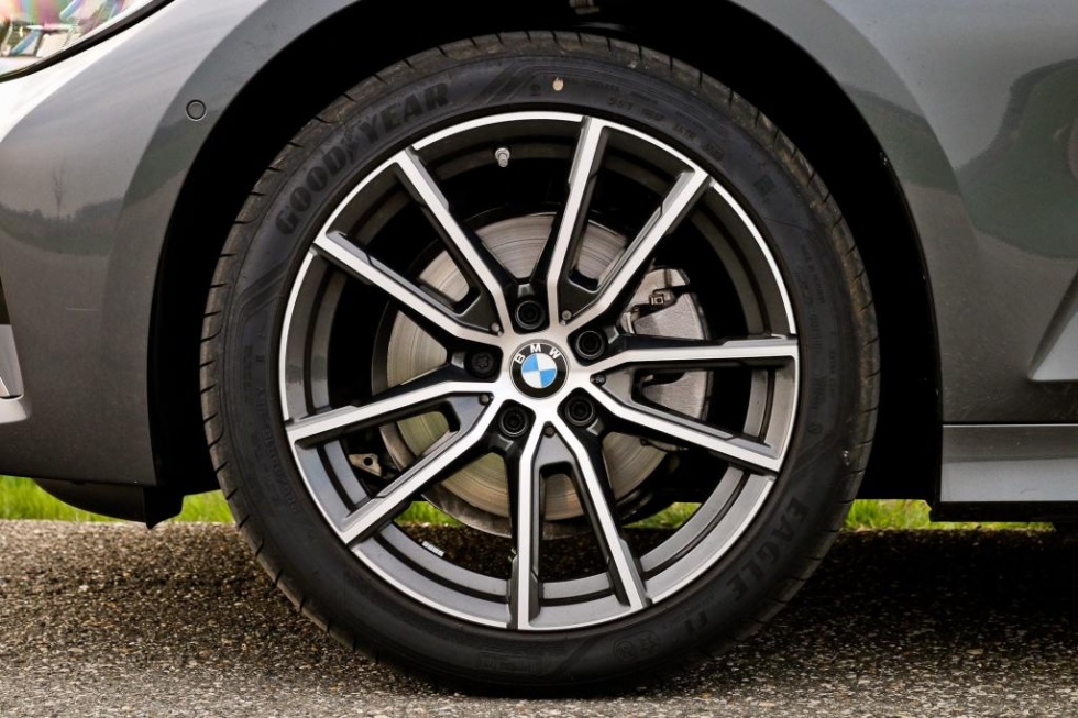 BMW 320d – 08 – Väčšie nerovnosti by mohol bavorský sedan filtrovať lepšie