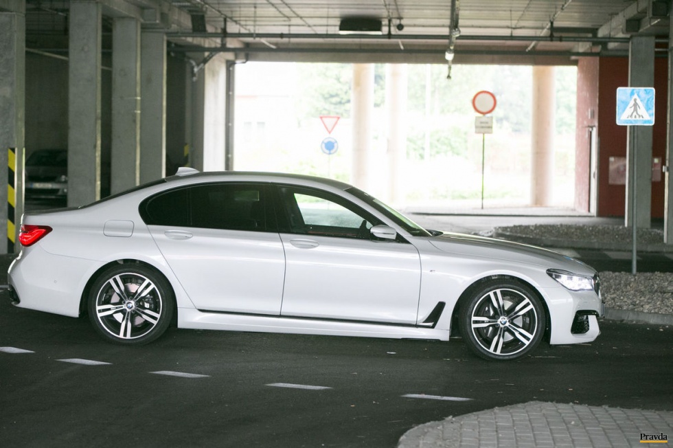 BMW 730d xDrive – 03 – Auto je dlhé viac ako 5 metrov