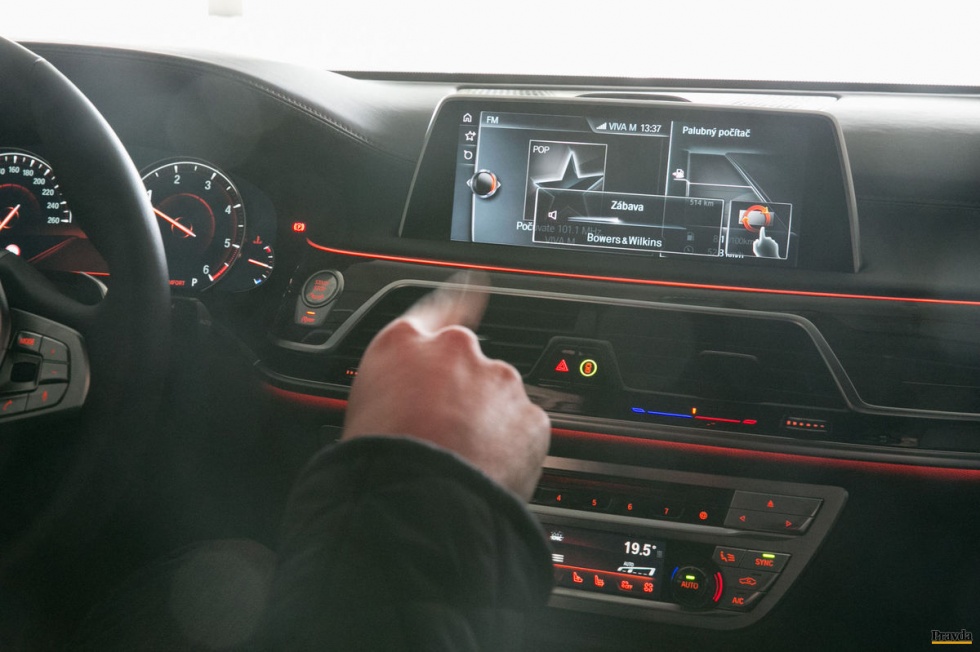BMW 730d xDrive – 04 – Točením prsta zvyšujete alebo znižujete hlasitosť rádia