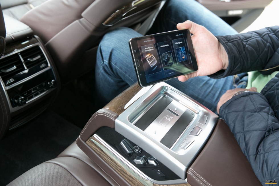 BMW 730d xDrive – 08 – Okrem ovládania funkcií auta funguje tablet aj úplne normálne