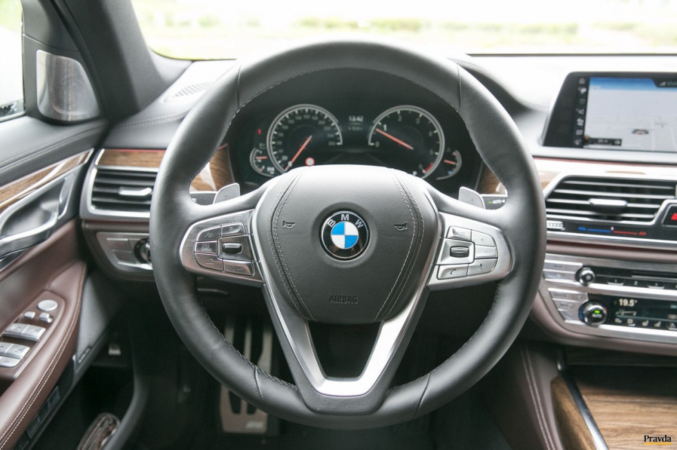 BMW 730d xDrive – 10 – Pracovisko vodiča je veľmi príjemné miesto na trávenie času