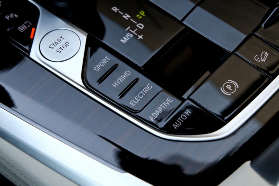 BMW X5 xDrive45e – 02 – Elektrifikovanú techniku možno zvnútra spoznať len podľa detailov.