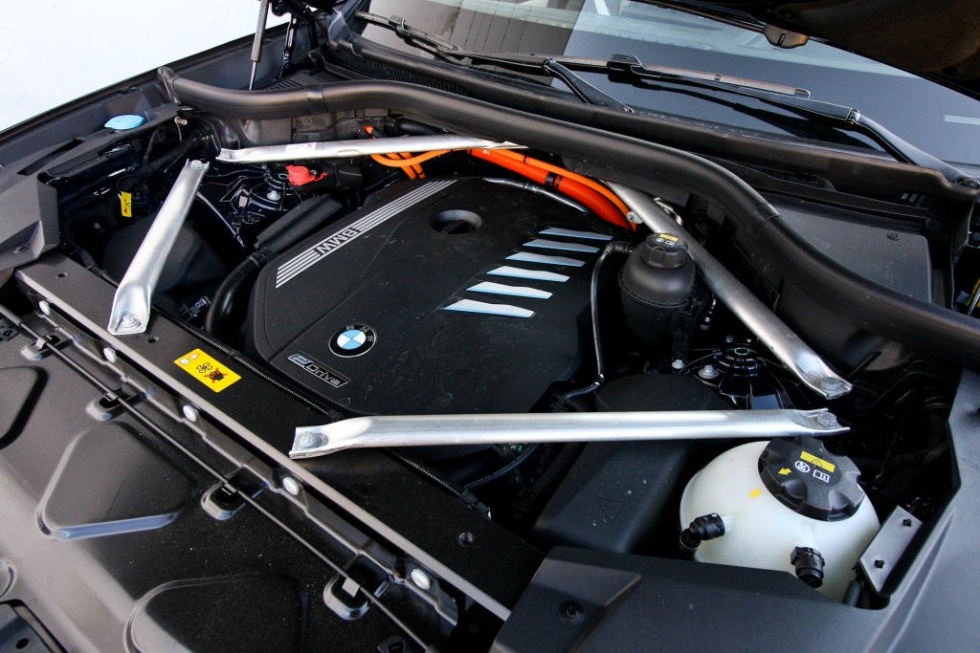 BMW X5 xDrive45e – 03 – Šesťvalec má oproti dvojlitru viac sily a charakteru, no je smädnejší.