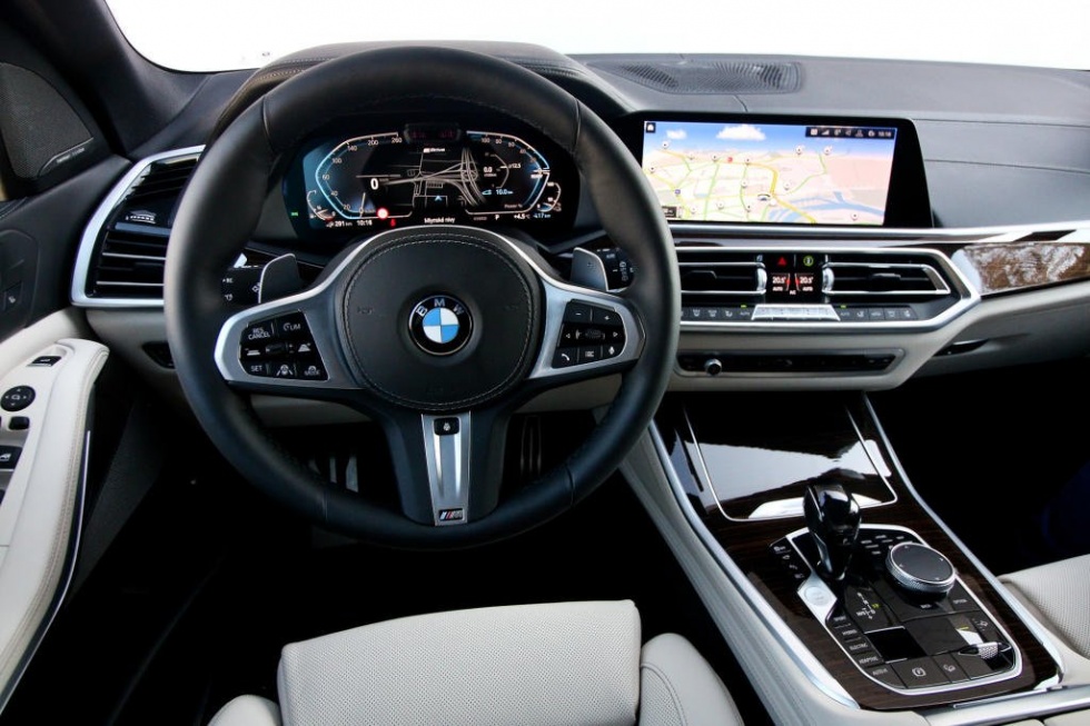 BMW X5 xDrive45e – 09 – Nami skúšaný automobil bol bohato natlačený vybavením.