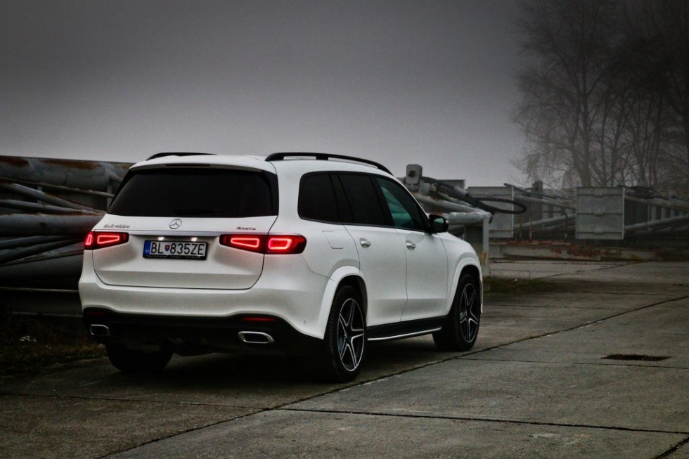 Mercedes-Benz GLS 400 d – Zadná časť nemeckého SUV trochu maskuje, aká je naozaj veľká.