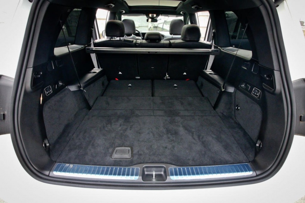 Mercedes-Benz GLS 400 d – V päťmiestnom usporiadaní má batožinový priestor ohromné rozmery.