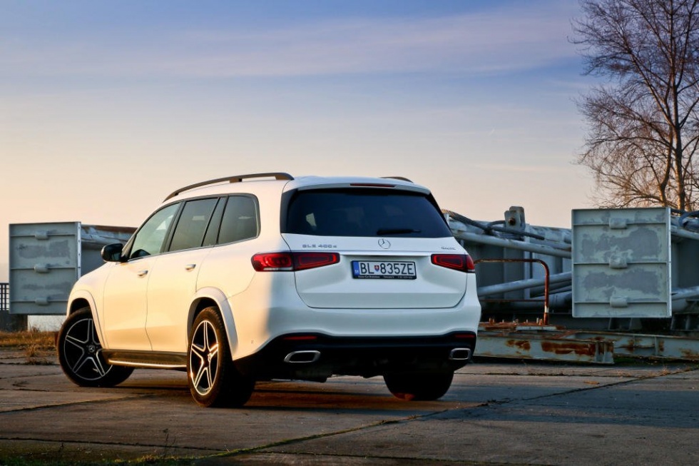 Mercedes-Benz GLS 400 d – Nemecký obor má regulovateľnú svetelnú výšku a v teréne sa nestratí.