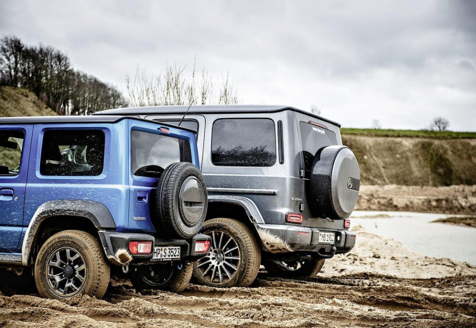 Veľký a malý brat: Mercedes s dĺžkou 4,83 metra, Jimny meria iba 3,65 m.