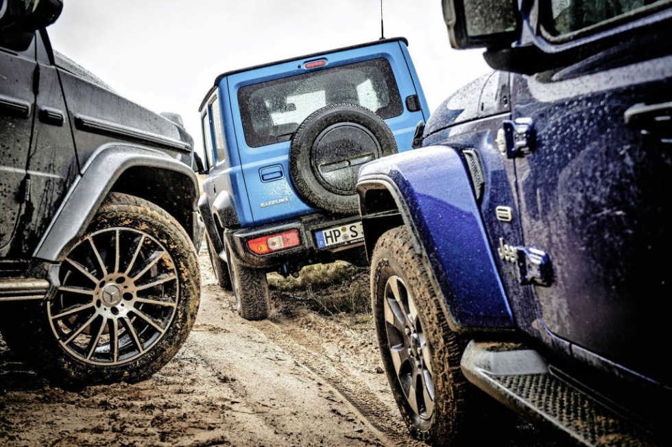 Malé školenie o farbách: Jimny v metalíze Brisk Blue Metallic, Jeep má na sebe Ocean Blue Metallic a Benz… ach, nazvime ju jednoducho sivá ako myš, zato s 20-palcovými kolesami.