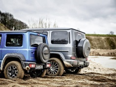 Veľký a malý brat: Mercedes s dĺžkou 4,83 metra, Jimny meria iba 3,65 m.