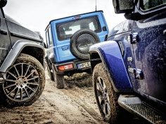 Malé školenie o farbách: Jimny v metalíze Brisk Blue Metallic, Jeep má na sebe Ocean Blue Metallic a Benz… ach, nazvime ju jednoducho sivá ako myš, zato s 20-palcovými kolesami.