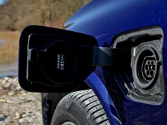 Napriek pomerne veľkej batérii BMW neponúka rýchle nabíjanie.